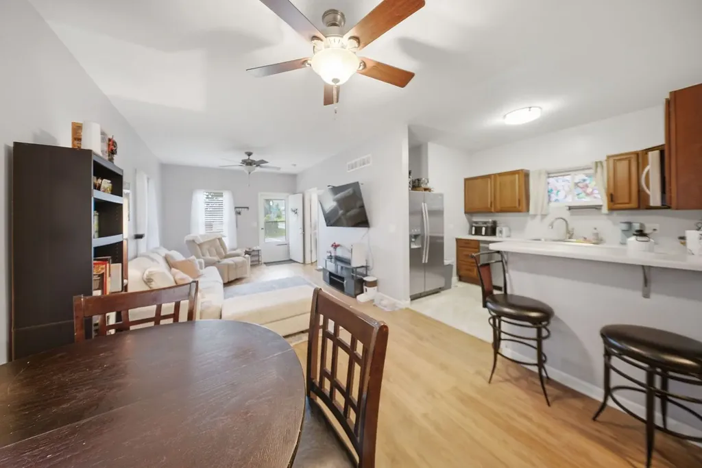 122 Cross Street Aurora IL 60506