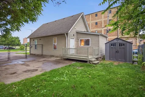 122 Cross Street Aurora IL 60506