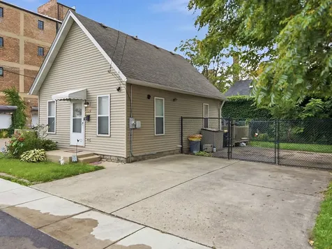 122 Cross Street Aurora IL 60506