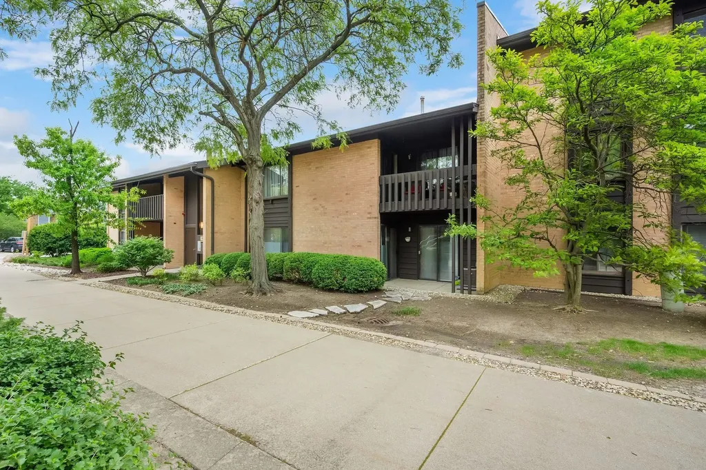 6109 Knoll Wood Road Willowbrook IL 60527