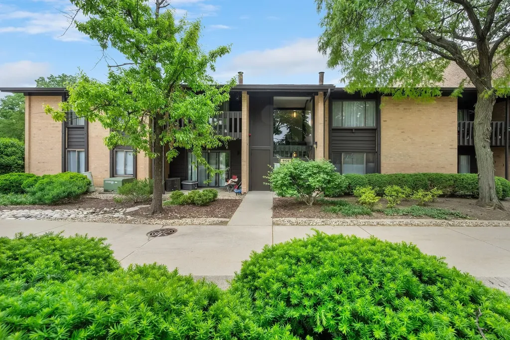 6109 Knoll Wood Road Willowbrook IL 60527
