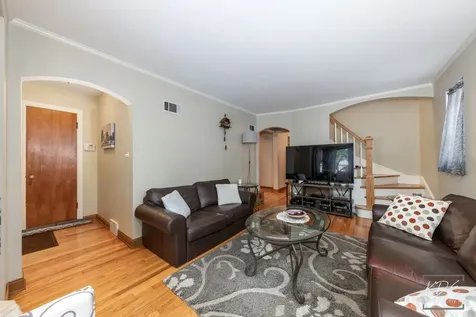 5915 West Roscoe Street Chicago IL 60634