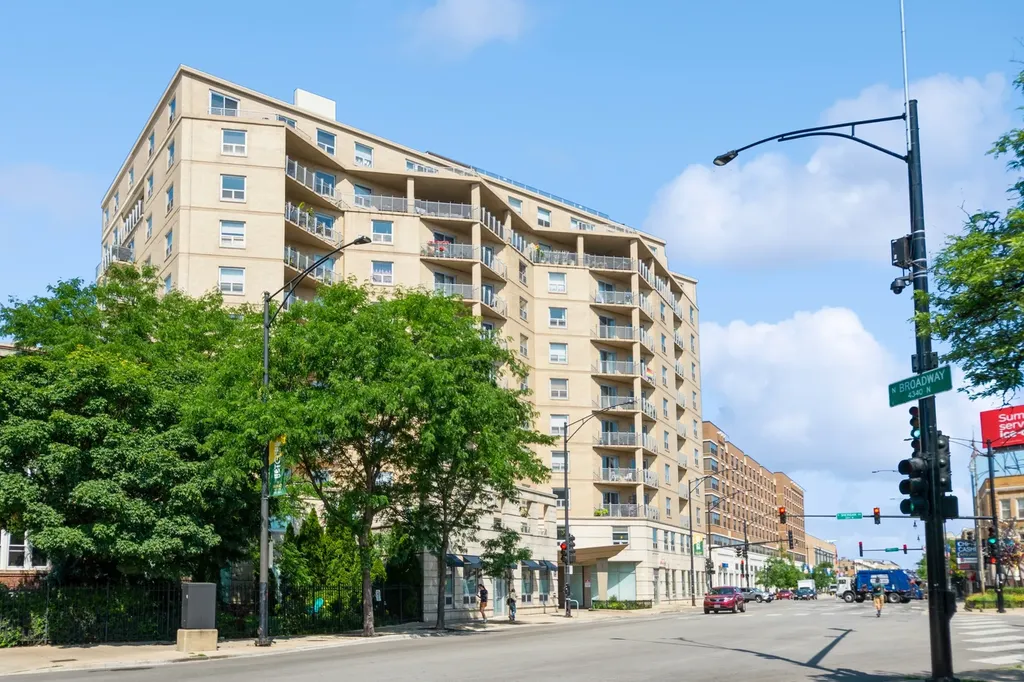 4350 North Broadway Avenue Chicago IL 60613