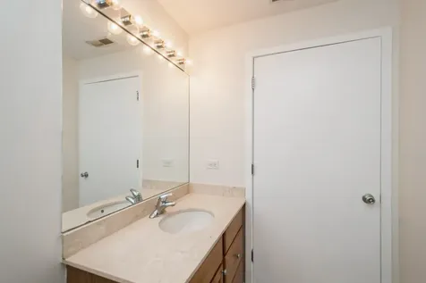 4350 North Broadway Avenue Chicago IL 60613