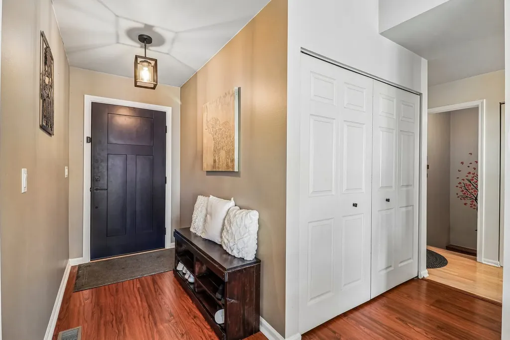 1114 Country Glen Lane Carol Stream IL 60188