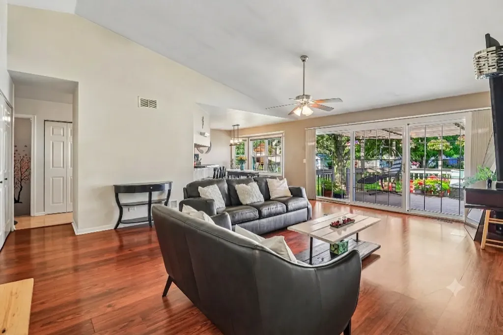 1114 Country Glen Lane Carol Stream IL 60188
