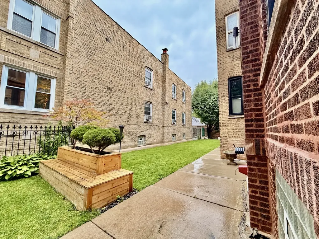 4120 West Barry Avenue Chicago IL 60641