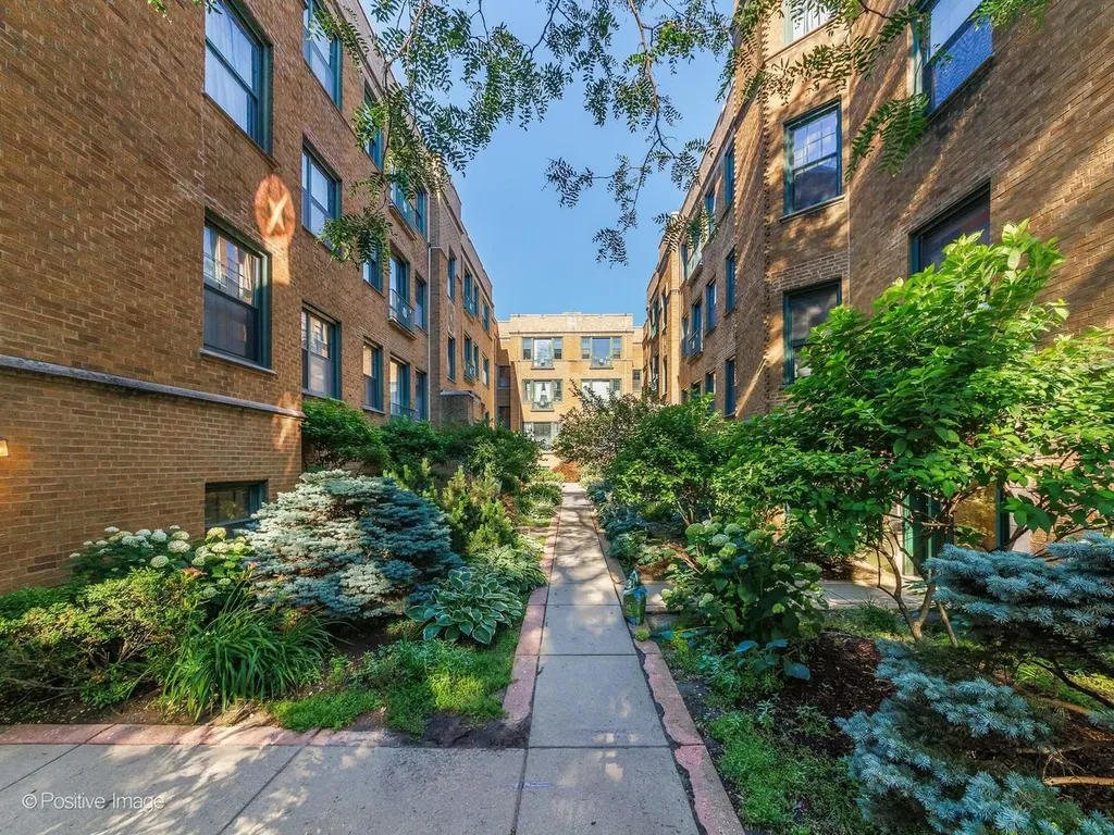 7025 North Sheridan Road Chicago IL 60626