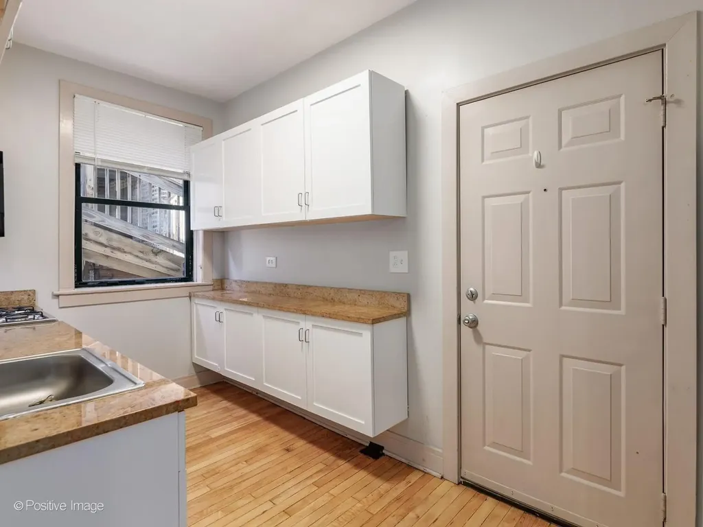 7025 North Sheridan Road Chicago IL 60626