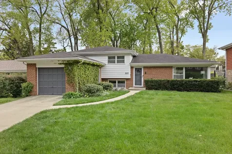 221 West Sheridan Place Lake Bluff IL 60044