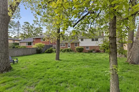 221 West Sheridan Place Lake Bluff IL 60044