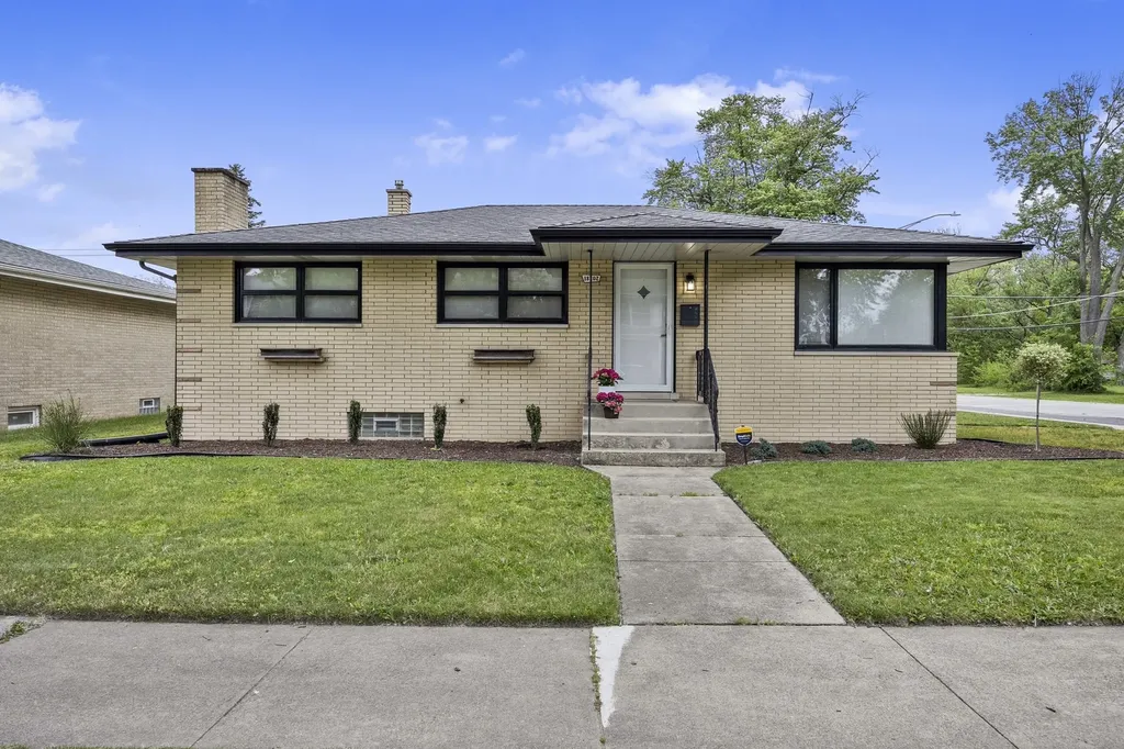 18202 Locust Street Lansing IL 60438