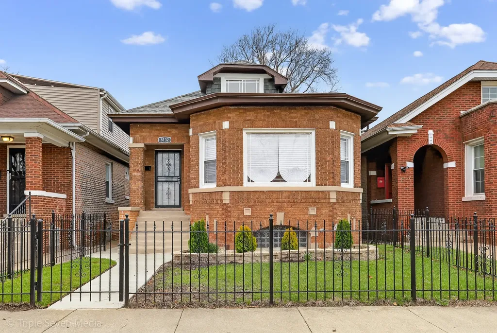 8132 South Paxton Avenue Chicago IL 60617