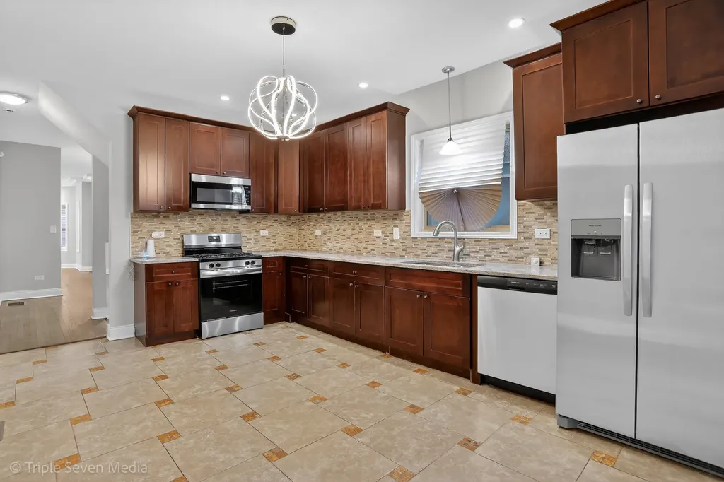 8132 South Paxton Avenue Chicago IL 60617