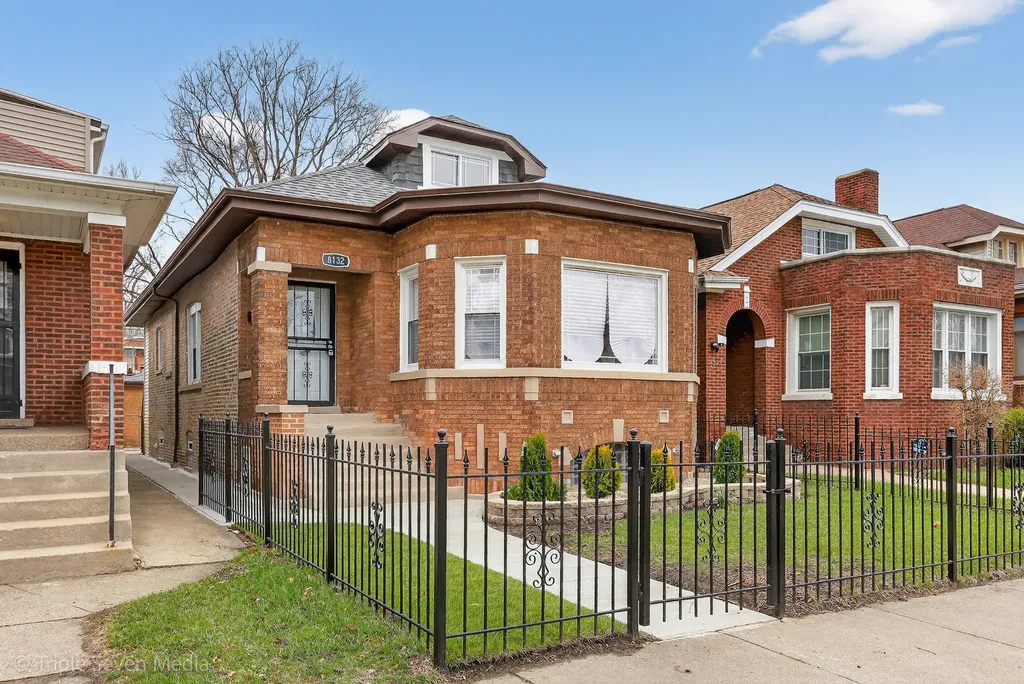8132 South Paxton Avenue Chicago IL 60617