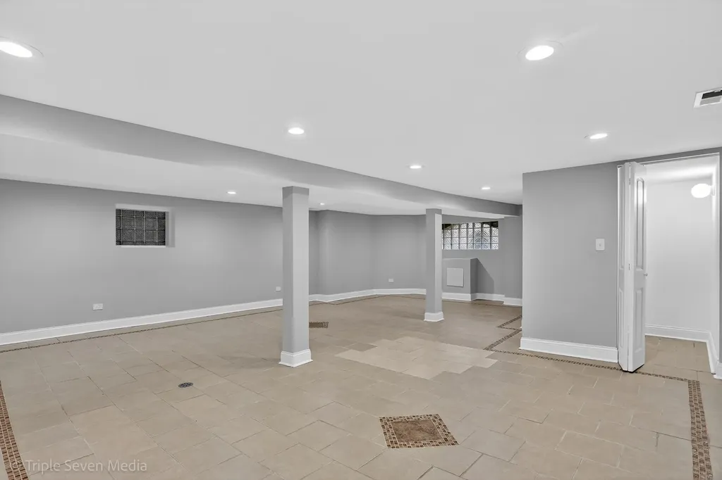8132 South Paxton Avenue Chicago IL 60617