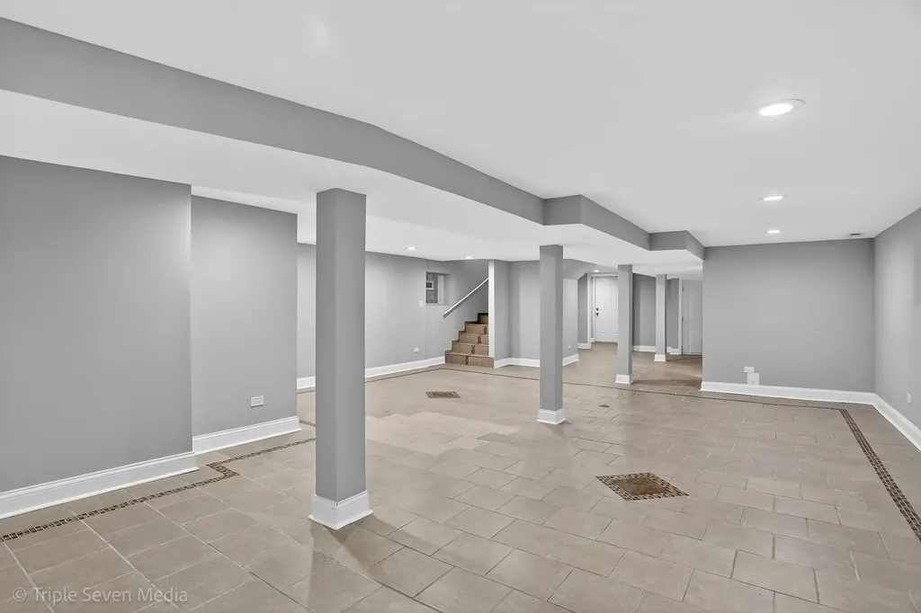 8132 South Paxton Avenue Chicago IL 60617