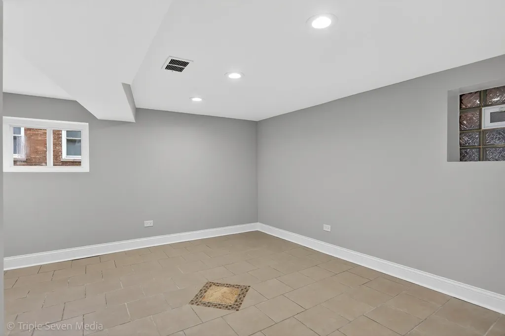 8132 South Paxton Avenue Chicago IL 60617