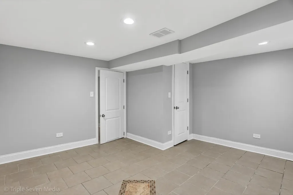 8132 South Paxton Avenue Chicago IL 60617