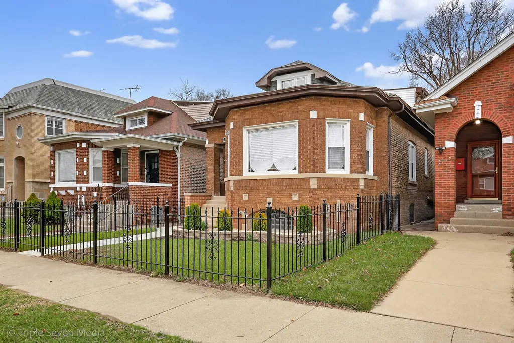 8132 South Paxton Avenue Chicago IL 60617