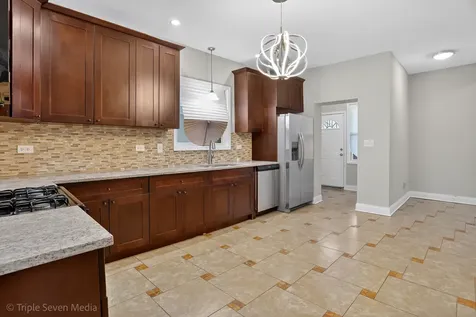 8132 South Paxton Avenue Chicago IL 60617