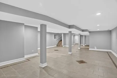 8132 South Paxton Avenue Chicago IL 60617