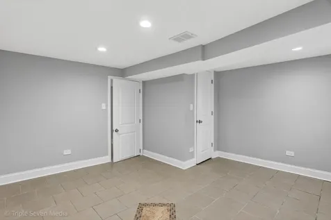 8132 South Paxton Avenue Chicago IL 60617