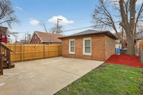 8132 South Paxton Avenue Chicago IL 60617