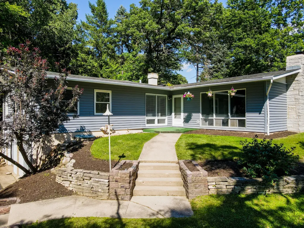 621 Hawthorne Court Carpentersville IL 60110
