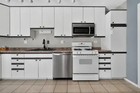 621 Hawthorne Court Carpentersville IL 60110