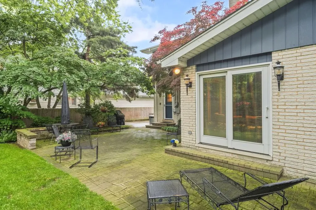 2724 Old Glenview Road Wilmette IL 60091
