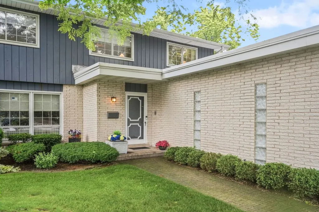 2724 Old Glenview Road Wilmette IL 60091