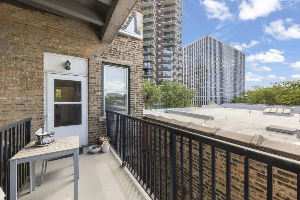 640 West Waveland Avenue Chicago IL 60613