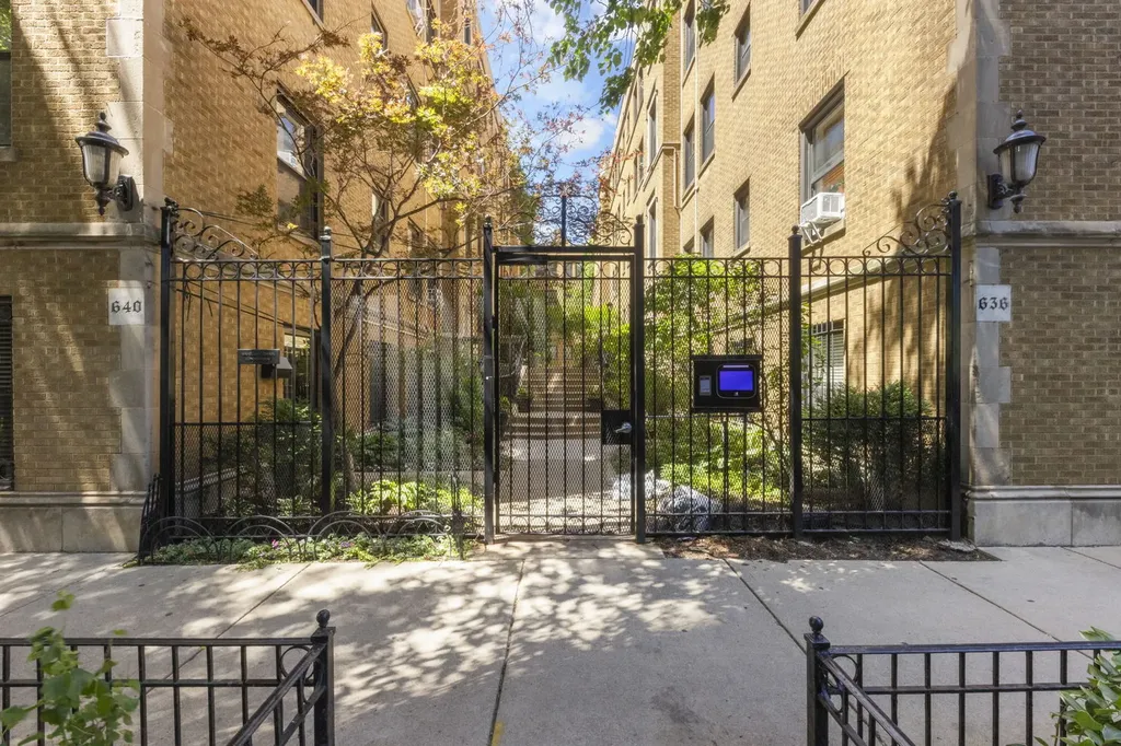 640 West Waveland Avenue Chicago IL 60613