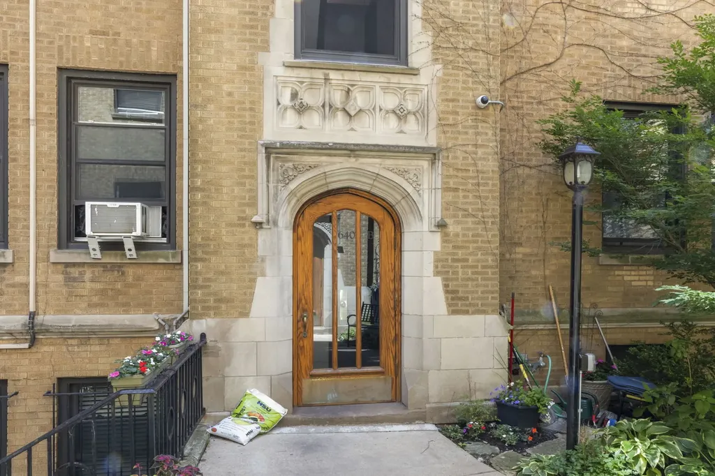 640 West Waveland Avenue Chicago IL 60613