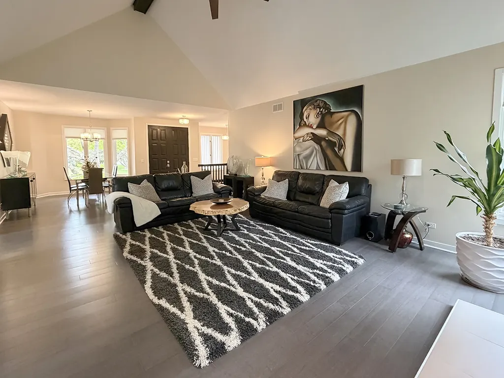 211 Ridge Lane Lake In The Hills IL 60156