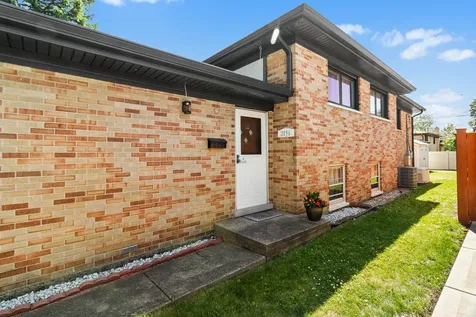 2196 Spruce Avenue Des Plaines IL 60018