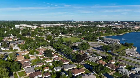 2196 Spruce Avenue Des Plaines IL 60018