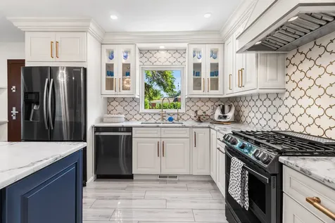 2196 Spruce Avenue Des Plaines IL 60018