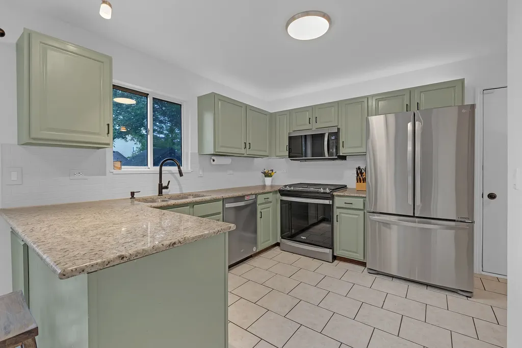794 White Pine Circle Lake In The Hills IL 60156