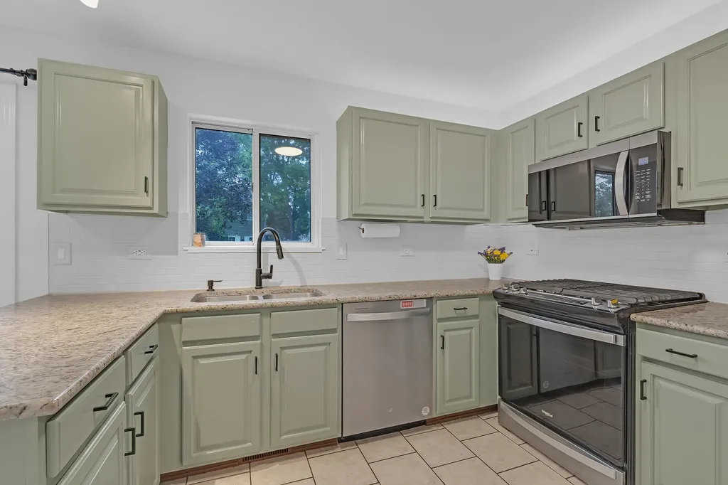 794 White Pine Circle Lake In The Hills IL 60156