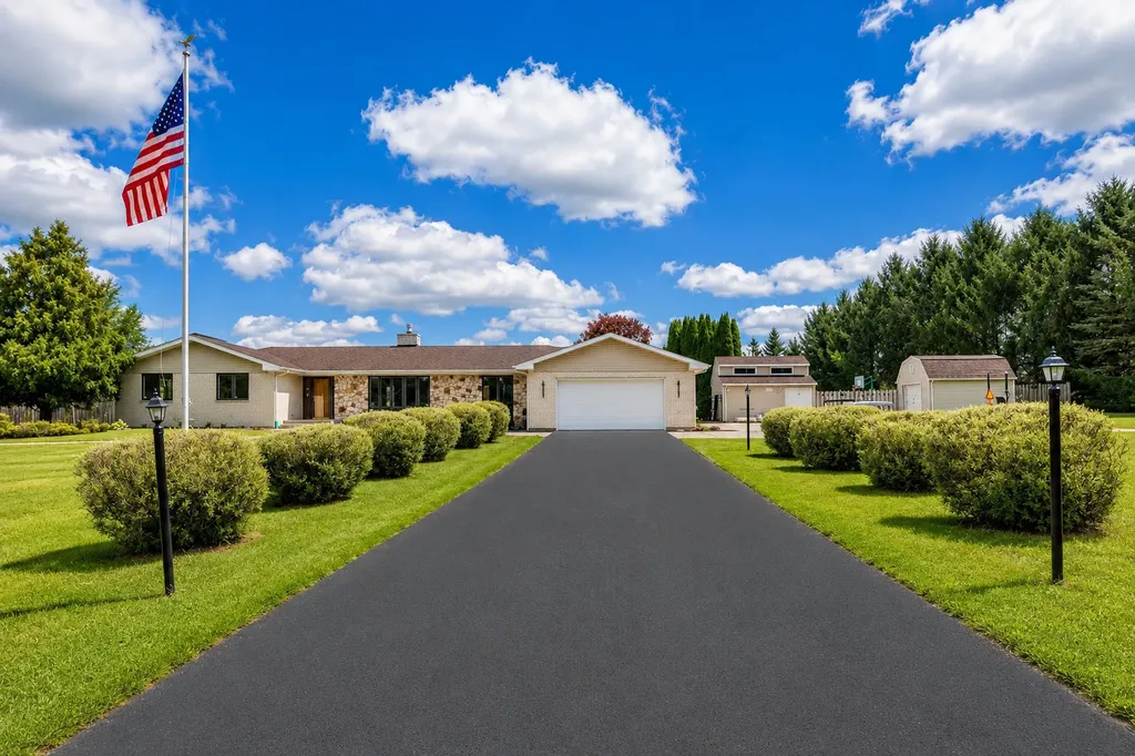 704 North Rose Farm Road Woodstock IL 60098