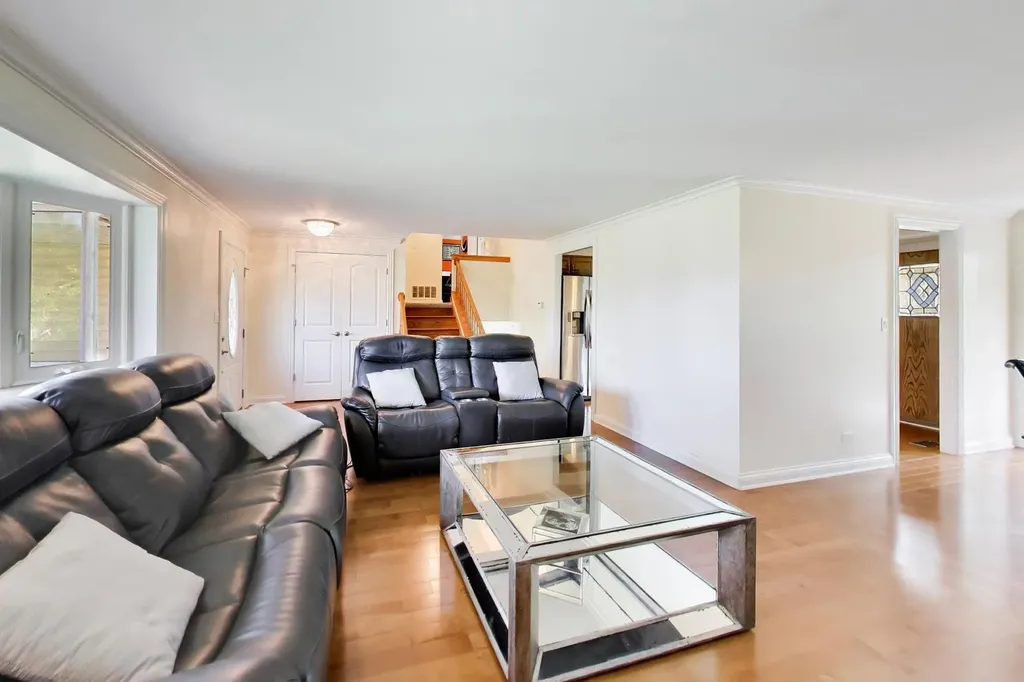 1113 West Weathersfield Way Schaumburg IL 60193