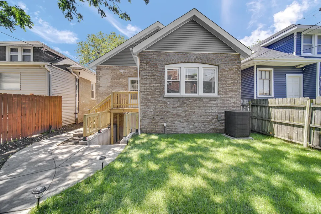 6341 North Campbell Avenue Chicago IL 60659
