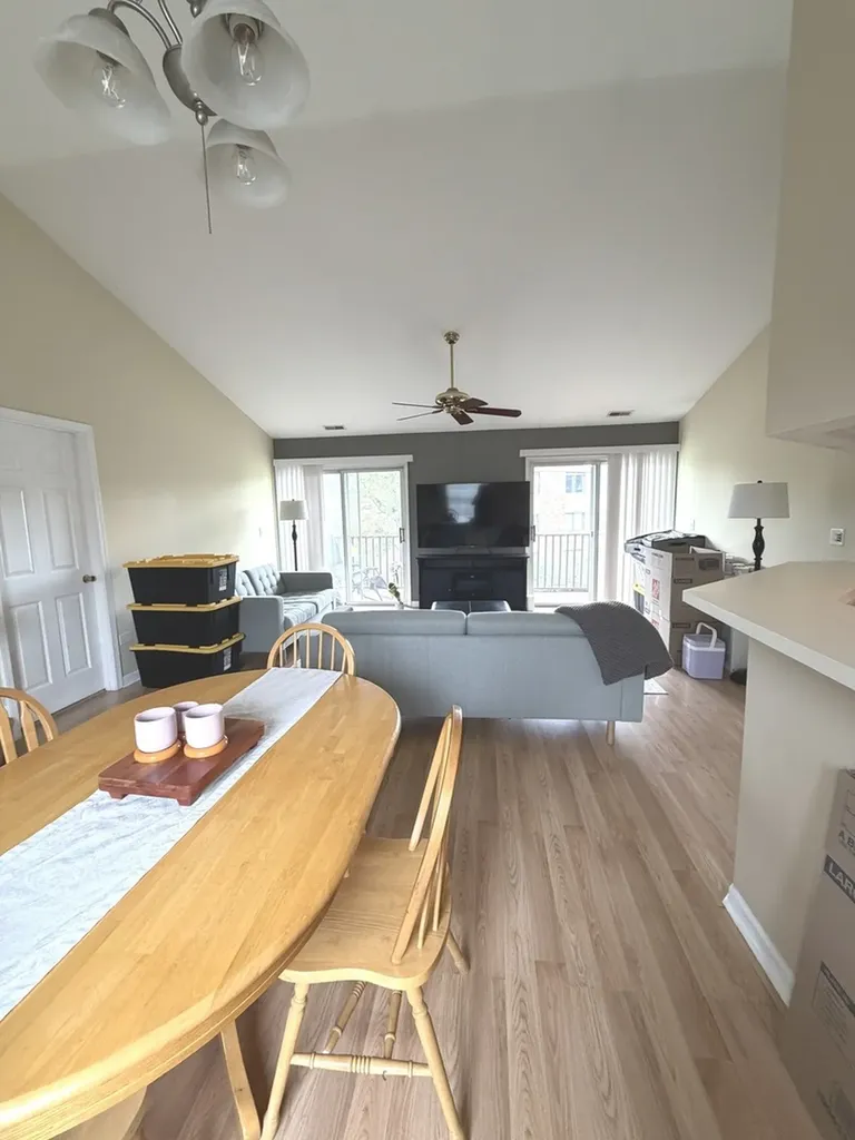 385 Sandhurst Circle Glen Ellyn IL 60137