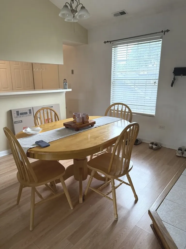 385 Sandhurst Circle Glen Ellyn IL 60137