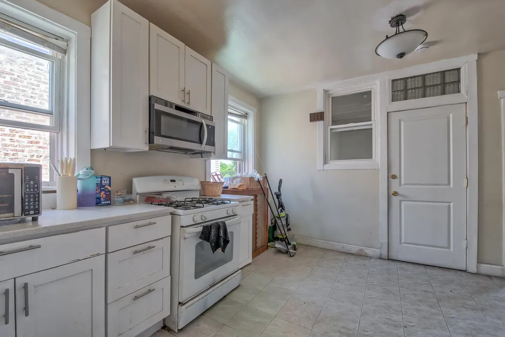 8221 Knox Avenue Skokie IL 60076