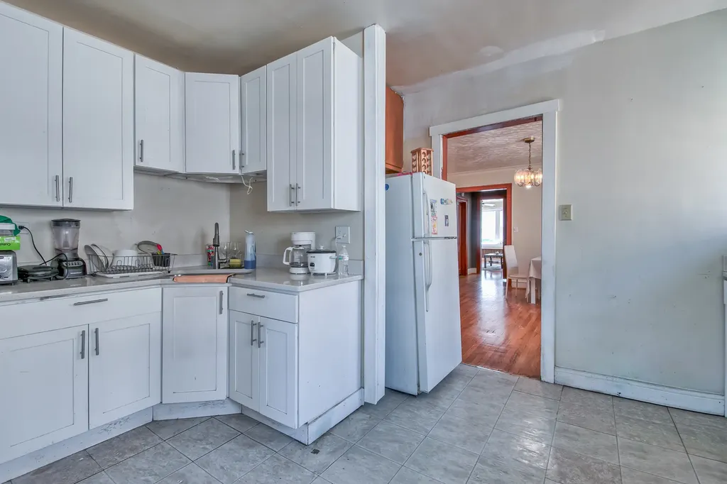 8221 Knox Avenue Skokie IL 60076