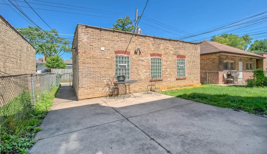 8221 Knox Avenue Skokie IL 60076