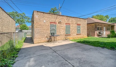 8221 Knox Avenue Skokie IL 60076